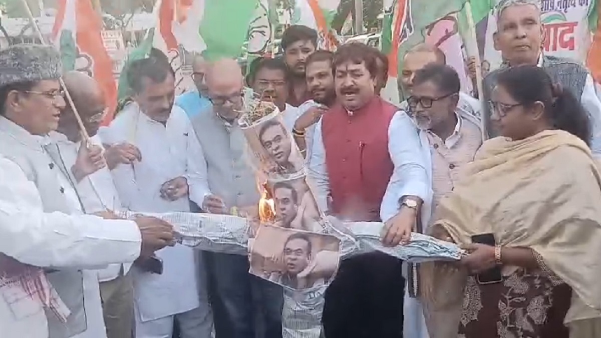 पवन खेड़ा के घर पर हुई छापेमारी के खिलाफ फूटा कांग्रेस का गुस्सा, हेमंत बिस्वा सरमा का पुतला फूंका