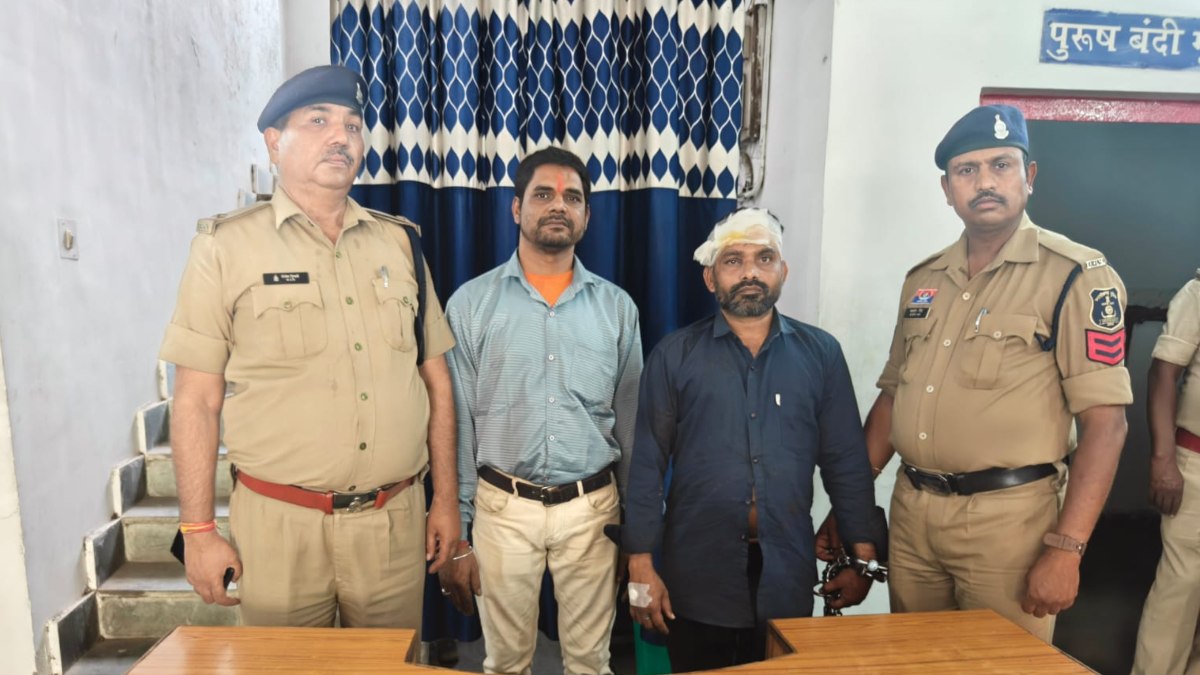 CG Murder News: अवैध संबंध के शक में घर में घुसकर परिवार पर तलवार से जानलेवा हमला, बुजुर्ग महिला की मौत, 6 घायल, पूर्व सरपंच सहित आरोपी गिरफ्तार