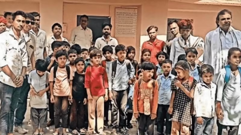 बूंदी में बच्चों का सत्याग्रह: एसडीएम दफ्तर के बाहर लगे नारे- हमें मास्टर दो, झुका प्रशासन, 6 शिक्षक ड्यूटी से मुक्त