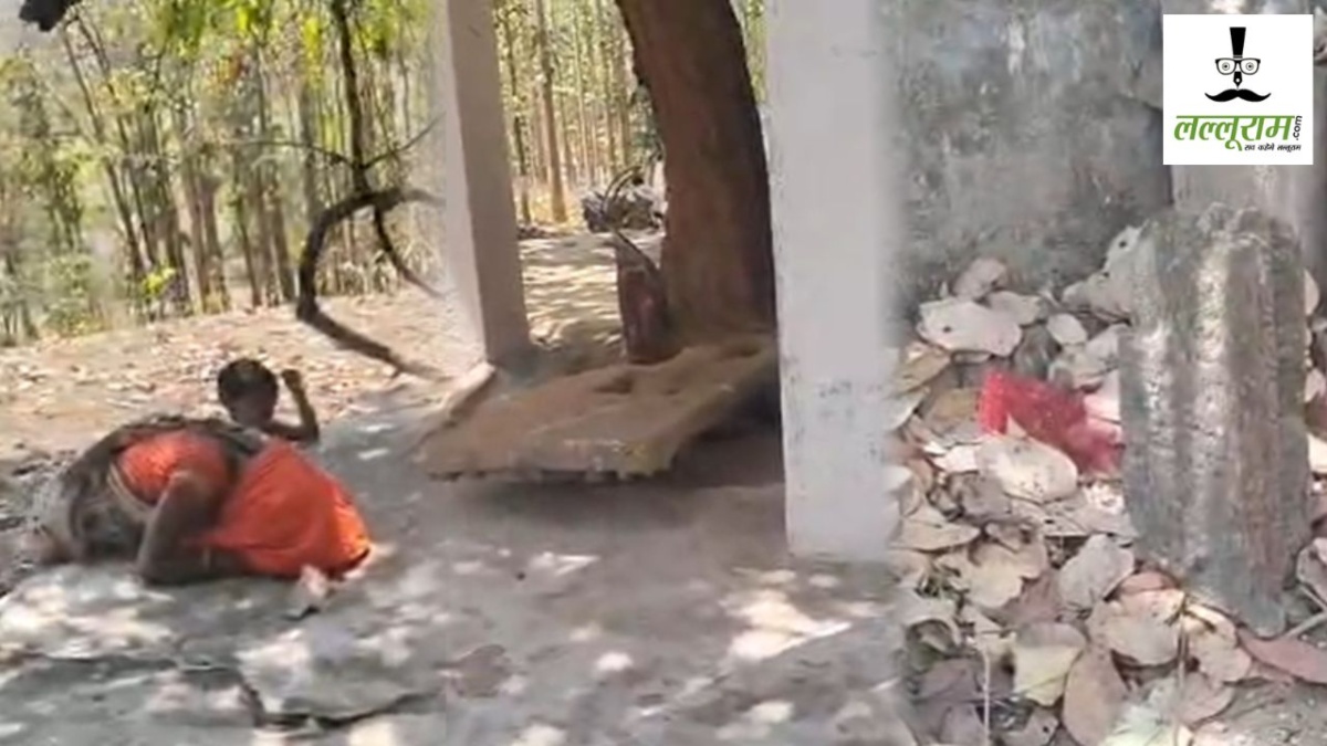 CG Temple Vandalised : असामाजिक तत्वों ने प्राचीन हिंदू मंदिर की तोड़ी प्रतिमा और जलाया झंडा, रो पड़ी महिलाएं, VHP ने की कड़ी कार्रवाई की मांग