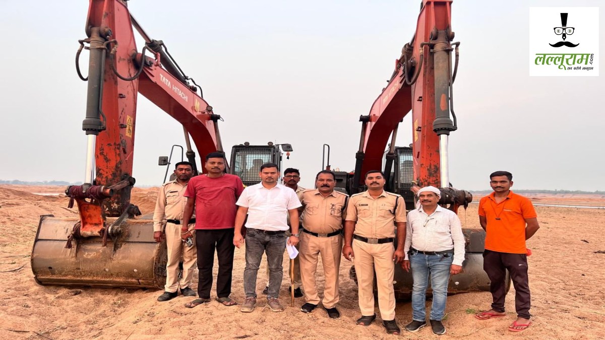 CG News : खनिज माफिया पर बड़ी कार्रवाई, खादन सीमा लांघकर चल रहा था उत्खनन, 4 पोकलेन मशीनें जब्त