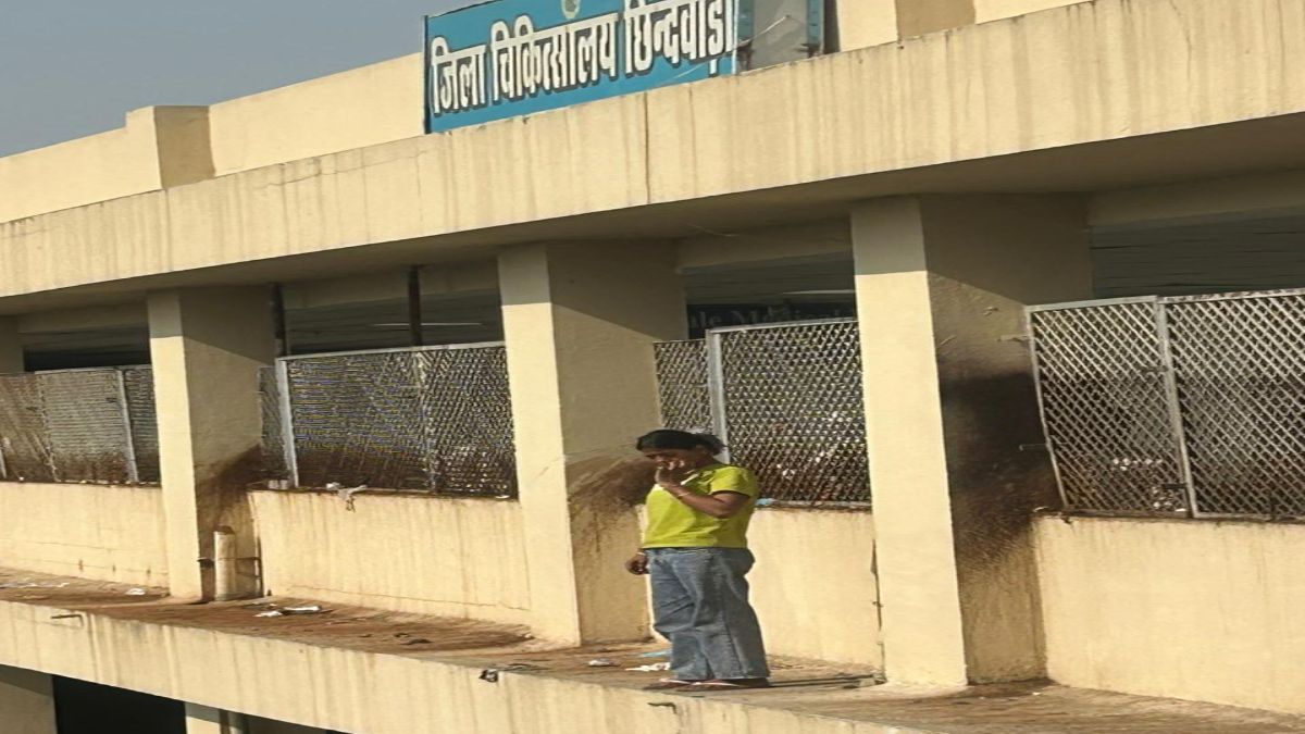 युवती का हाईवोल्टेज ड्रामा: प्रेमी के खातिर पिया जहर, अस्पताल की पांचवी मंजिल पर चढ़कर दी कूदने की धमकी