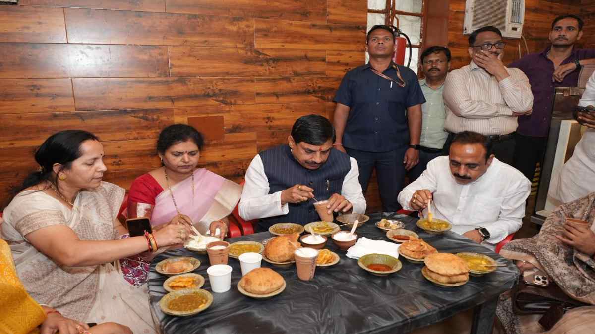 सीएम डॉ. मोहन की सादगी ने जीता लोगों का दिल: श्रीराम भंडार पर रोका काफिला, फिर मशहूर कचौड़ी और पूरी-राम भाजी का जमकर उठाया लुत्फ