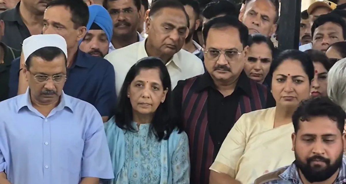 एक ही फ्रेम में पूर्व और मौजूदा CM: आतिशी के पिता के निधन पर अगल-बगल खड़े दिखे रेखा गुप्ता-अरविंद केजरीवाल, ध्यान खींच रही ये फोटो