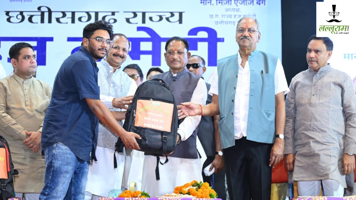 CM विष्णु देव साय ने हज यात्रियों को वितरित की मेडिकल किट, सफल यात्रा के लिए दी शुभकामनाएं 