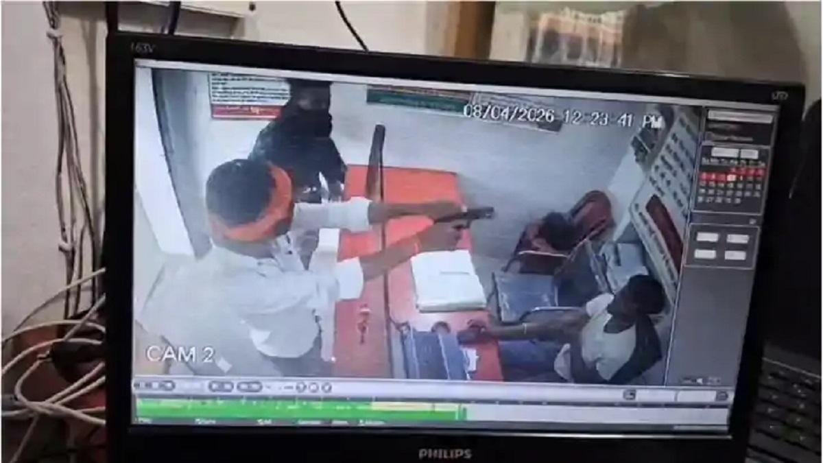 पिस्टल की नोक पर CSP संचालक से 2.7 लाख की लूट, CCTV में कैद हुई वारदात