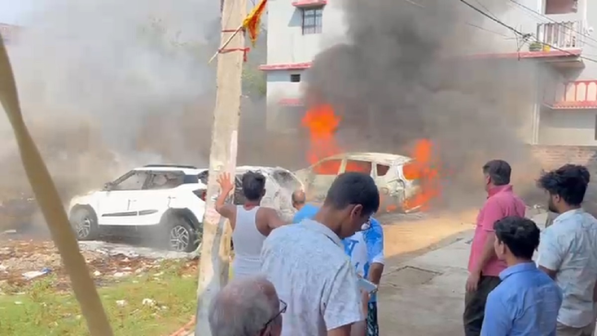 जमुई: धू-धूकर अचानक जलने लगी सड़क किनारे खड़ी 3 कारें, समय पर पहुंचकर भी आग नहीं बुझा पाई फायर ब्रिगेड की गाड़ी