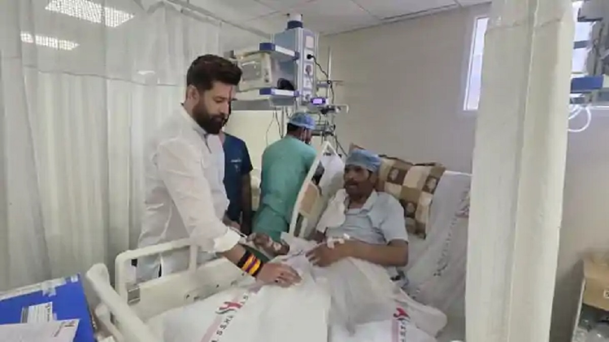 अस्पताल में भर्ती चाचा पशुपति पारस को देखने पहुंचे चिराग पासवान, बोले- चाहे कितनी भी दूरियां रही हों…