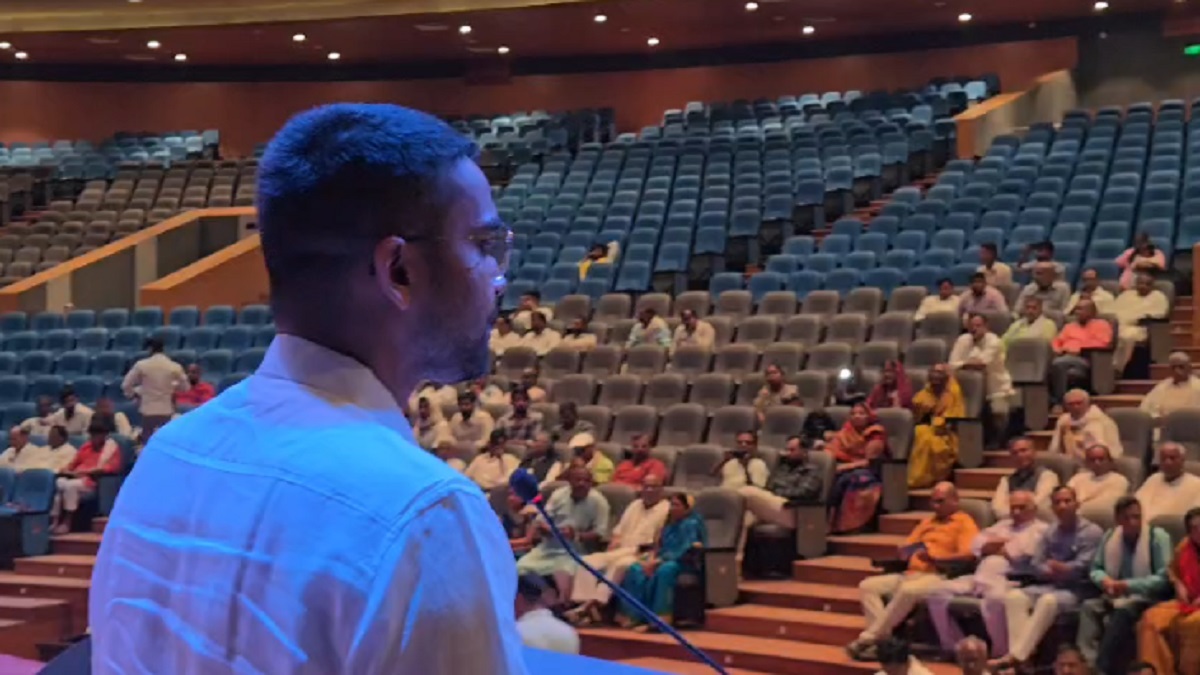 जनसंवाद से जन ही गायब! मंत्री दीपक प्रकाश ने खाली पड़ी कुर्सियों को किया संबोधित