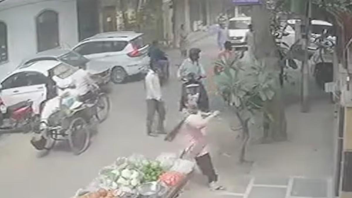 दिल्ली में तेज रफ्तार कार का कहर: पिता और बेटी को मारी टक्कर, वीडियो देख दहल जाएगा आपका दिल