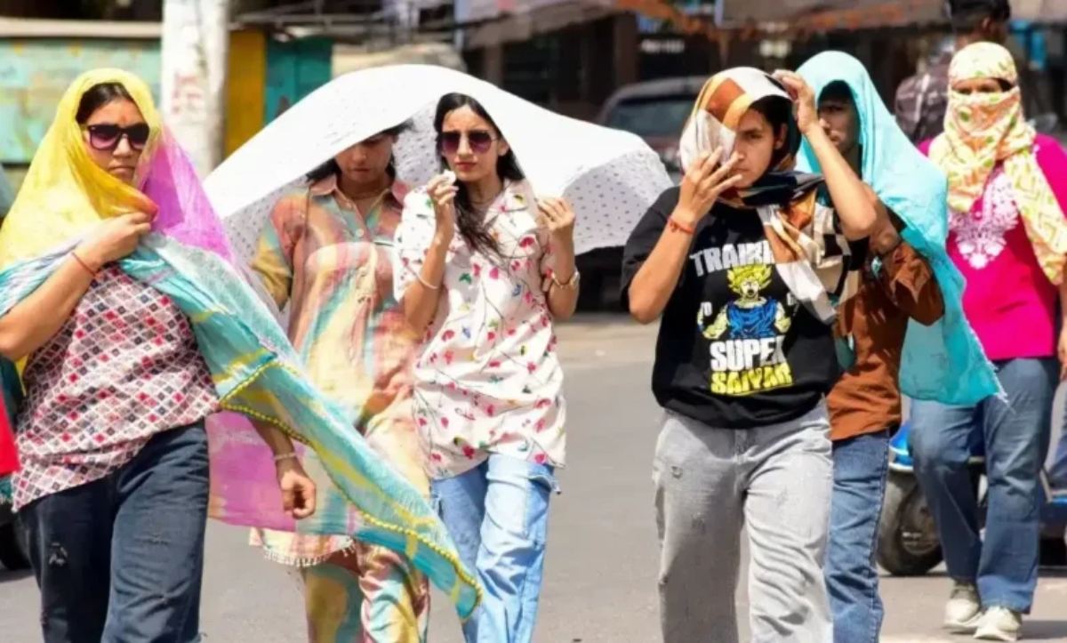 दिल्ली में रिकाॅर्ड गर्मी: तीसरे दिन भी हीटवेव, 43°C पहुंचा तापमान, जानें आज कैसा रहेगा मौसम