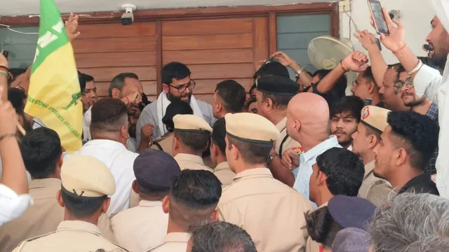 जीजेयू में प्रदर्शन के बाद बवाल: दिग्विजय चौटाला समेत कई पर FIR, 6 आरोपी न्यायिक हिरासत में भेजे गए