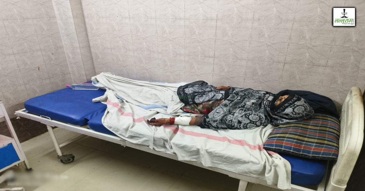 पहली पत्नी ने दूसरी पत्नी पर किया हमला: महिला के हाथ में लगे 10 टांके, एक साल पहले सहमति से हुई थी शादी, वजह जानकर रह जाएंगे हैरान