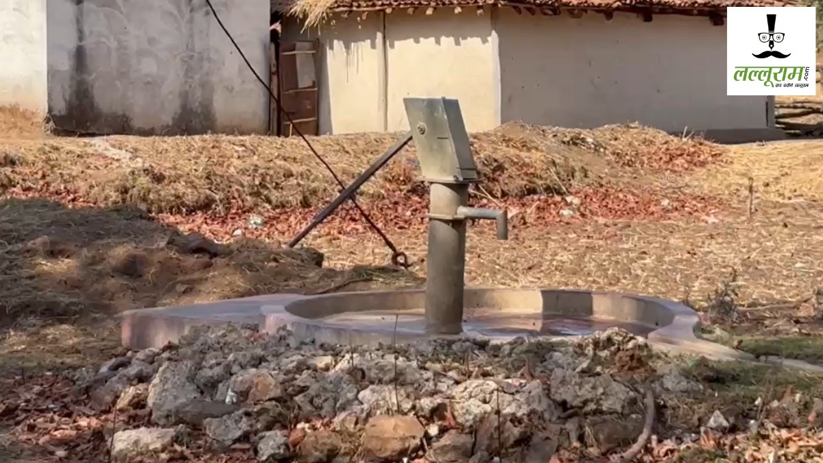 जल जीवन मिशन धरातल पर फेल! : मुख्यमंत्री के आश्वासन के बाद भी प्यासा है गांव, राष्ट्रपति के दत्तक पुत्र मीलों के सफर तय करने को मजबूर
