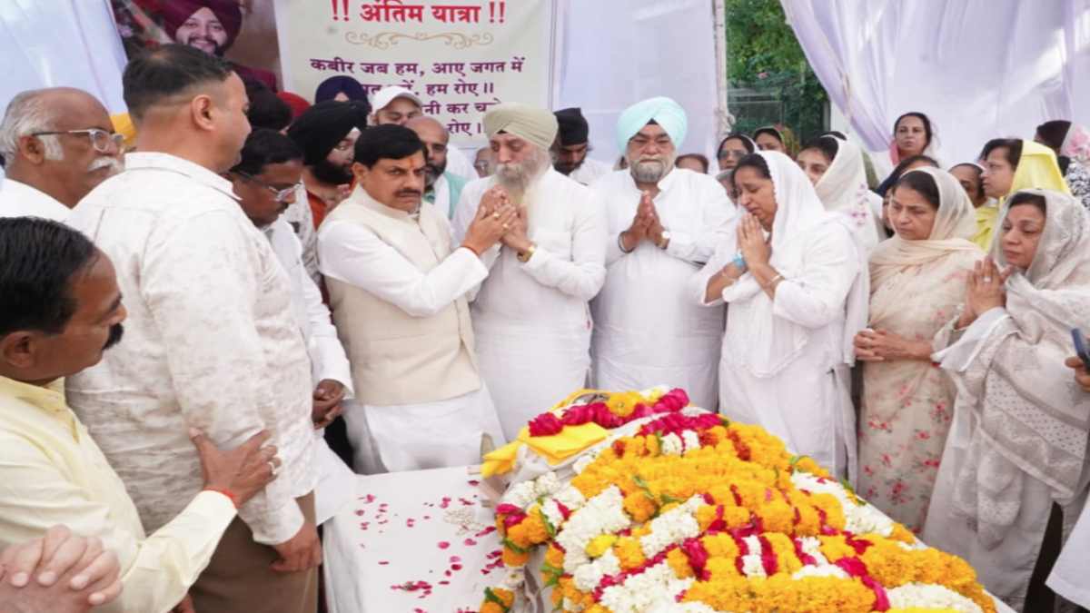 CM डॉ. मोहन यादव ने उज्जैन में स्व. गुरकीरत सिंह मनोचा के पार्थिव शरीर पर अर्पित किए पुष्प, श्रद्धांजलि देते हुए कहा- शासन सुख-दुख में साथ