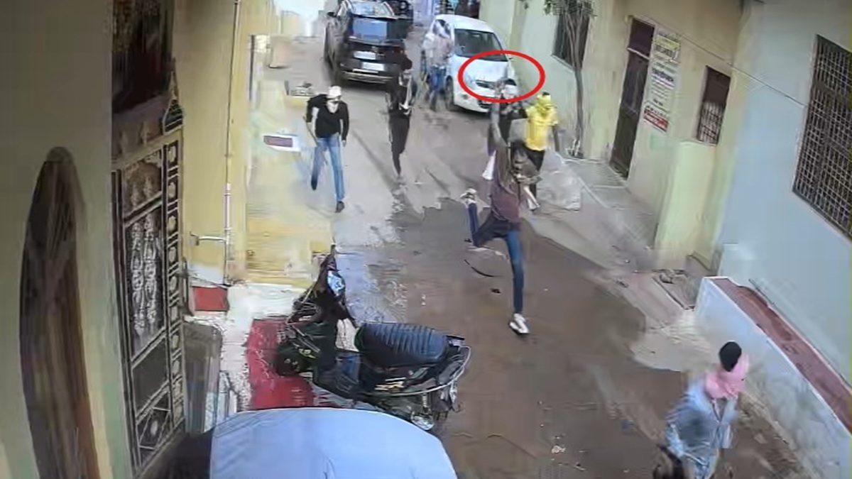 दरोगा के भतीजे की दबंगई: घर में घुसकर की ये हरकत, CCTV वीडियो आया सामने