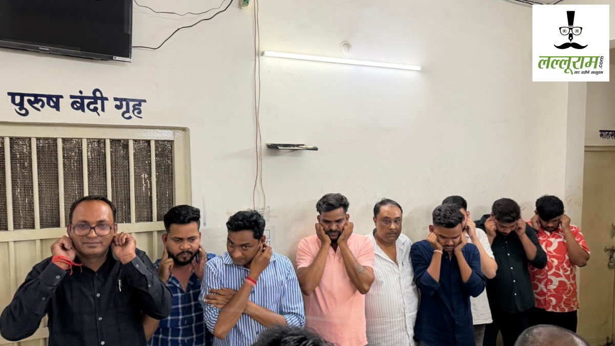 CG News : कंस्ट्रक्शन कंपनी के दफ्तर में सजी थी जुए की महफिल, पुलिस ने 9 रसूखदार जुआरी को किया गिरफ्तार, लाखों के कैश और लग्जरी गाड़ियां बरामद