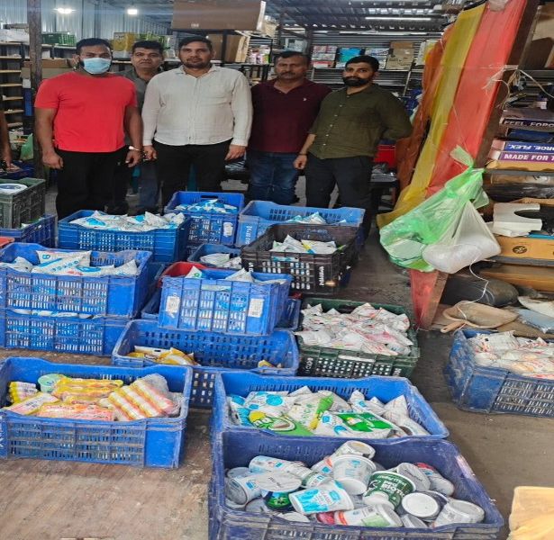 दुकानदार अगर कम दाम पर बेचे सामान, तो खुश नहीं सावधान होने की जरूरत ! दिल्ली में बड़ी मात्रा में एक्सपायर्ड फूड और कॉस्मेटिक उत्पाद बरामद, एक गिरफ्तार