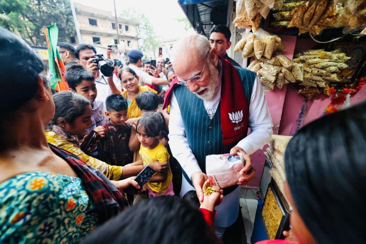 बंगाल के झाड़ग्राम में चुनावी रैली के बाद PM मोदी ने खाई झालमुड़ी, बच्चों को भी खिलाया ; बोले – बढ़िया बना है