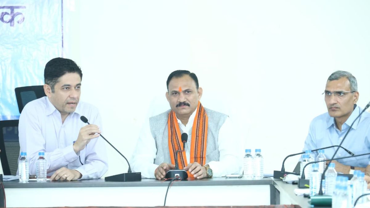 प्रदेश में स्वास्थ्य सेवाओं की गुणवत्ता सुधार पर जोर : स्वास्थ्य मंत्री ने अधिकारियों को दिए अहम निर्देश, कहा- समय पर जोखिम की पहचान कर मातृ-शिशु मृत्यु दर में लाएं कमी