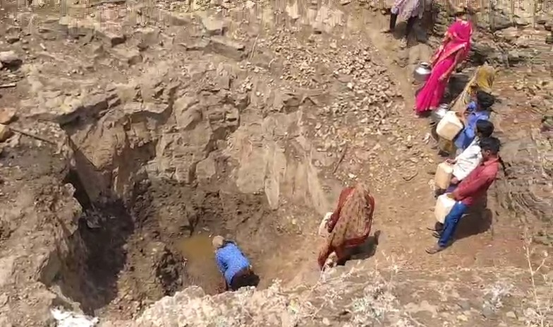जल-जीवन मिशन फेल! इछावर में पानी को तरस रहे कई गांव, एक बूंद के लिए चिलचिलाती धूप में भटक रही महिलाएं-बच्चे