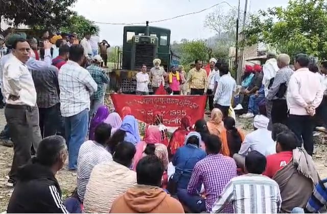 भाखड़ा ब्यास मैनेजमेंट बोर्ड के कर्मचारियों का प्रदर्शन: ट्रेन-बसें रोकीं, मांगों को लेकर बढ़ा विरोध