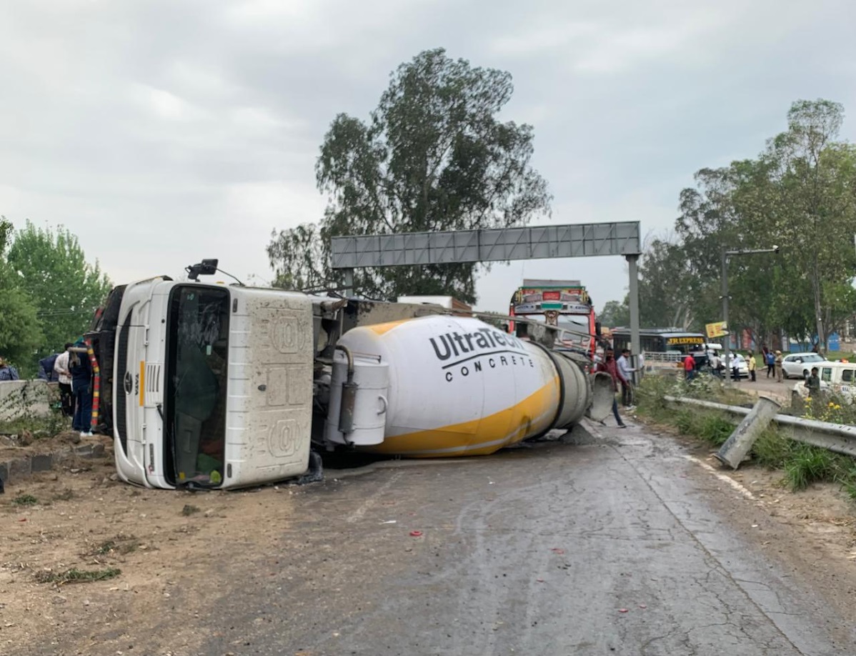 लुधियाना-जालंधर हाईवे पर बड़ा हादसा: ट्रक पलटने से 4 KM लंबा जाम, घंटों फंसे रहे लोग