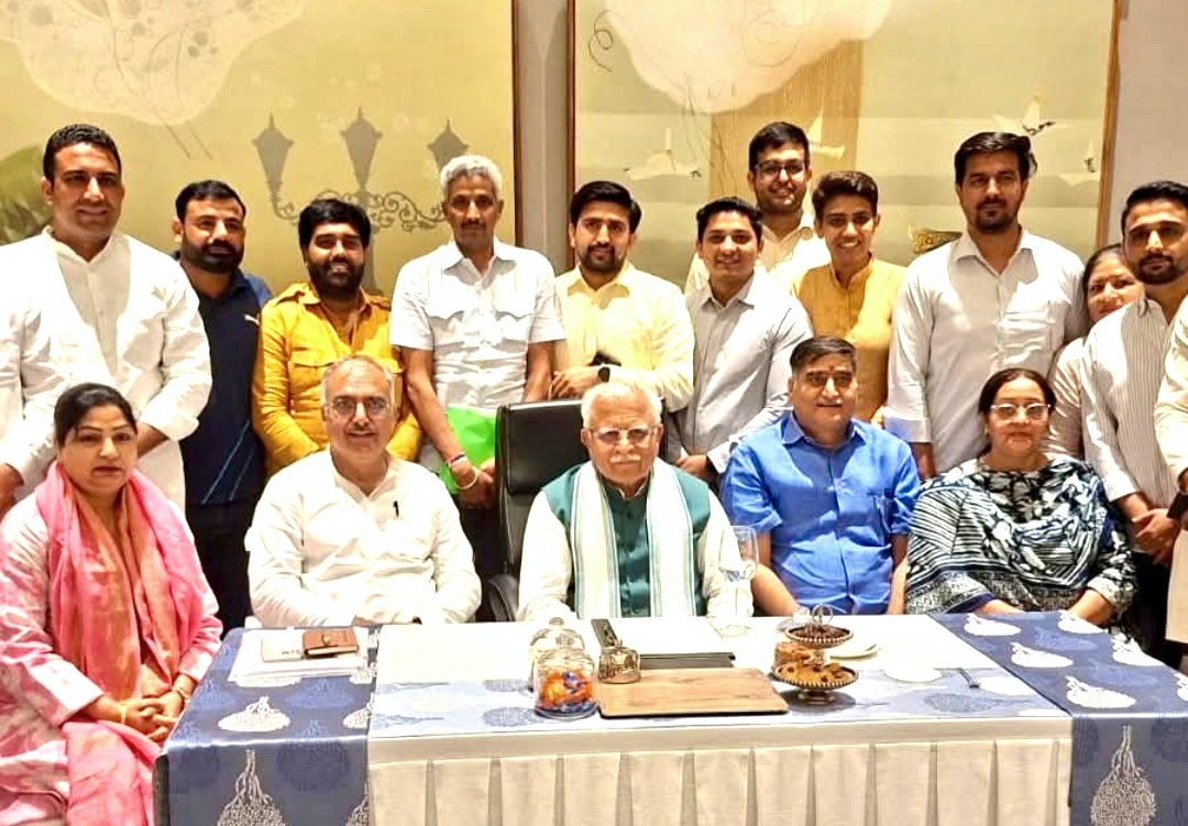 बंगाल में हरियाणा के कार्यकर्ताओं से मिले मनोहर लाल खट्टर, भरा जीत का जोश…