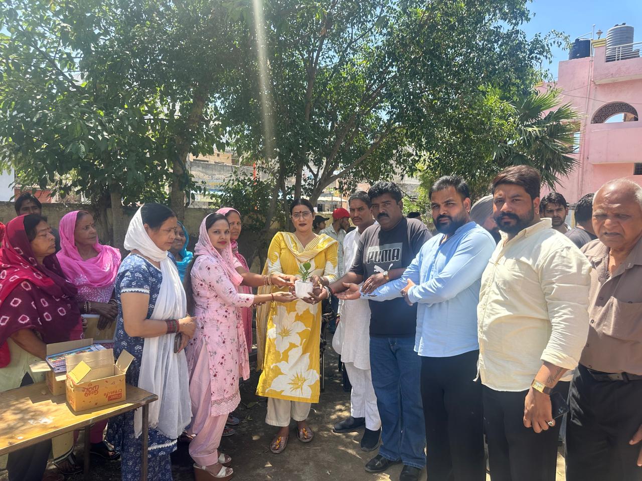 डॉ. अंबेडकर जयंती पर वाल्मीकि नगर में स्कूली बच्चों को शिक्षण सामग्री का वितरण