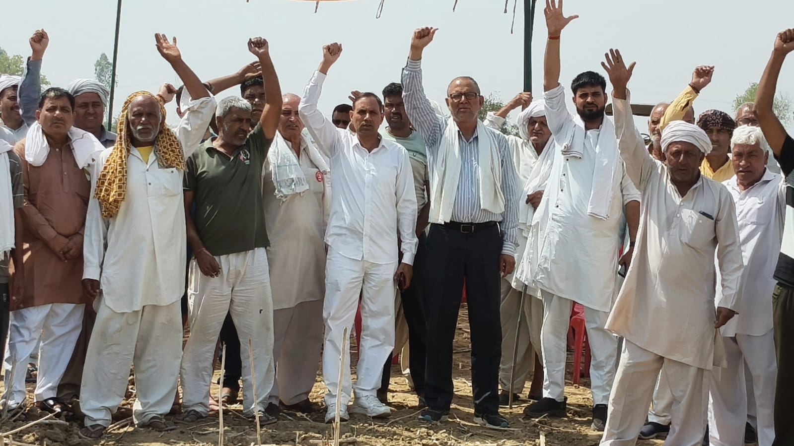 मनहेरू में रेलवे भूमि अधिग्रहण के खिलाफ किसानों का प्रदर्शन, उचित मुआवजे की मांग