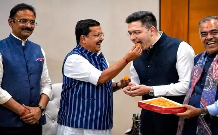 Big Breaking: राघव चड्ढा BJP में शामिल, नितिन नवीन ने मिठाई खिलाकर किया स्वागत
