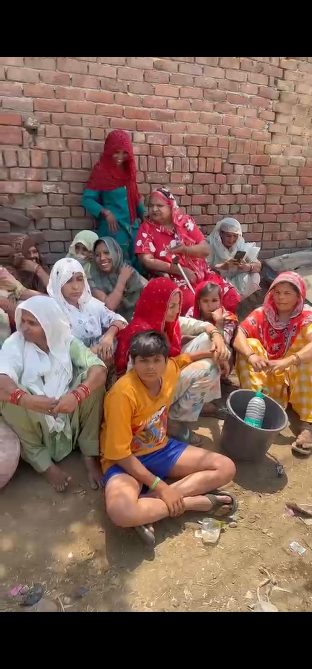 हनुमान गेट में पानी के रिसाव से चौगान माता मंदिर खतरे में, नींव दरकी—प्रशासन पर लापरवाही के आरोप