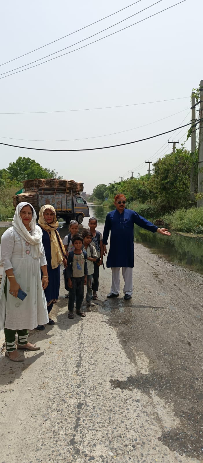 रेवाड़ी में जलभराव पर गरजीं प्रत्याशी आशा देवी, बोलीं—बच्चों के लिए खतरनाक बनी सड़क