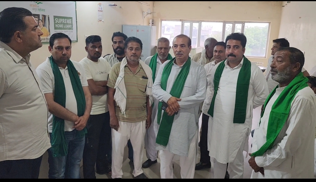 यमुनानगर में निजी बैंक के खिलाफ किसानों का हंगामा, शाखा पर ताला जड़कर दिया धरना