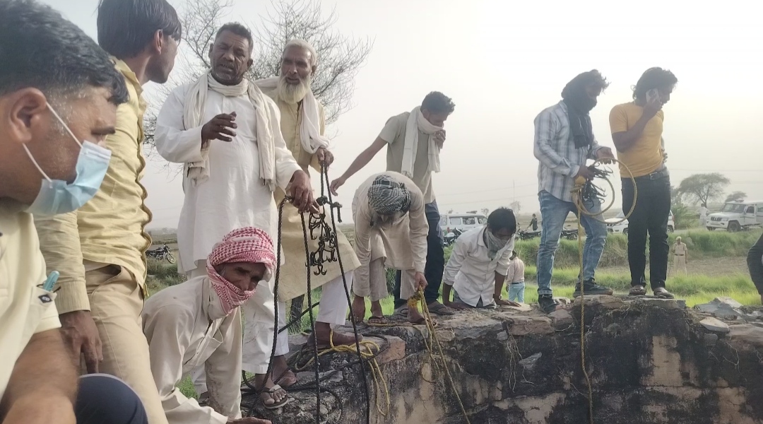 “जुर्म का कुआं बना बझेड़ा: पत्थर से बंधी हसीना की लाश बरामद, पति पर गहराया शक”