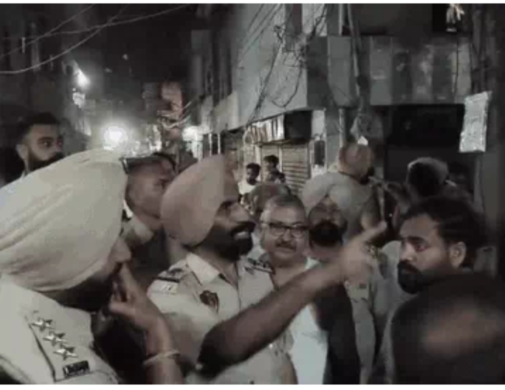 लुधियाना में मोबाइल शॉप पर फायरिंग: लूट की कोशिश नाकाम, लोगों के विरोध के बाद बाइक छोड़कर भागे बदमाश