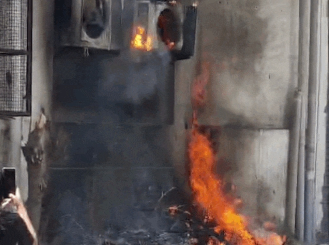 जालंधर के मॉल के बाहर भीषण आग: 6 एसी आउटडोर जले, बड़ा हादसा टला