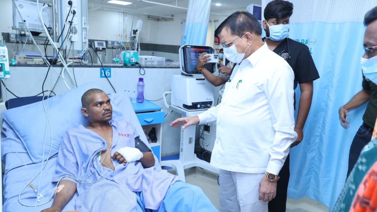 वेदांता पावर प्लांट हादसा : उद्योग मंत्री लखन लाल देवांगन ने घायल मजदूरों से मिलकर जाना हालचाल, बेहतर उपचार के दिए निर्देश