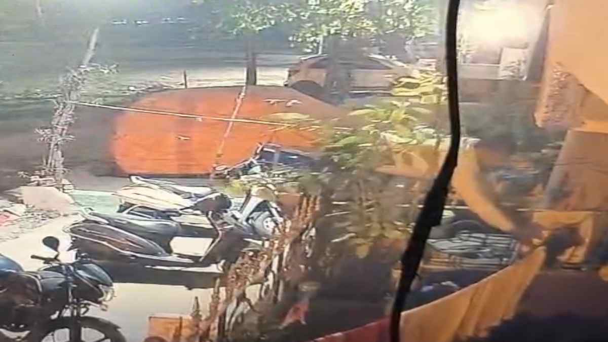 अंडरगारमेंट चोर का आतंक: सोना-चांदी छोड़ घर से चुराए चड्डी, Viral Video देख फटी रह जाएंगी आखें