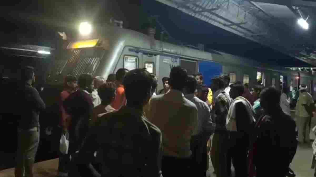 कटनी-बीना मेमू ट्रेन में खूनी संघर्ष: अवैध वेंडरों ने यात्रियों पर किया धारदार हथियार से हमला, पथराव के बाद घंटों रुकी रही ट्रेन