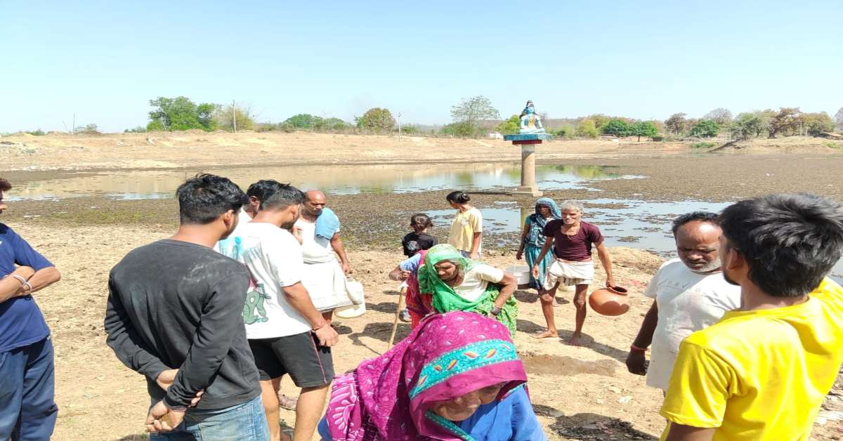 80 लाख बकाया पर गांव की बिजली काट दी: कटनी में पानी के लिए ग्रामीण परेशान, जेई बोले- आधा बिल जमा करो तभी चालू होगी