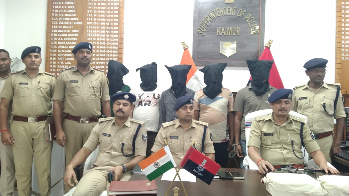 कैमूर पुलिस का डबल एक्शन: वारदात से पहले हथियार के साथ 5 बदमाश गिरफ्तार, कुदरा में 11 KG गांजा के साथ दो तस्करों को दबोचा