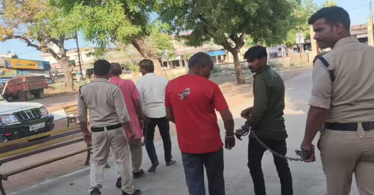 नकली निकला सोने का सिक्का: 66 Gold Coin देकर दुकानदार से लिए थे साढ़े 5 लाख रुपए, MP-UP से चार युवक गिरफ्तार