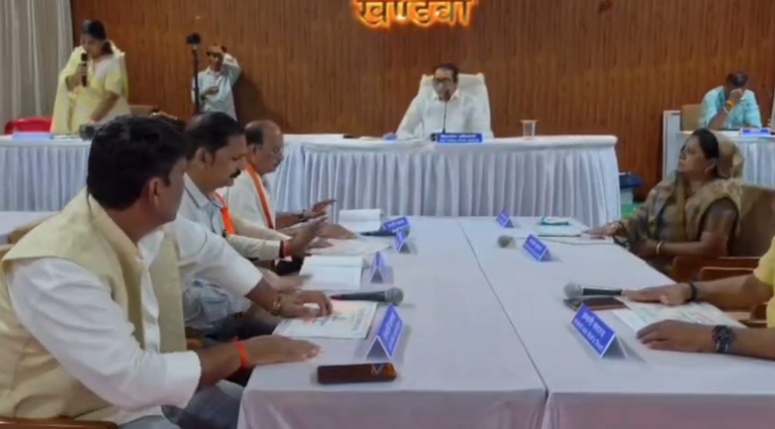 हंगामे की भेंट चढ़ी नगर निगम की बैठक: सूरजकुंड वार्ड के रहवासियों के साथ पहुंचा विपक्ष, पुलिस और नेताओं के बीच हुई धक्का-मुक्की