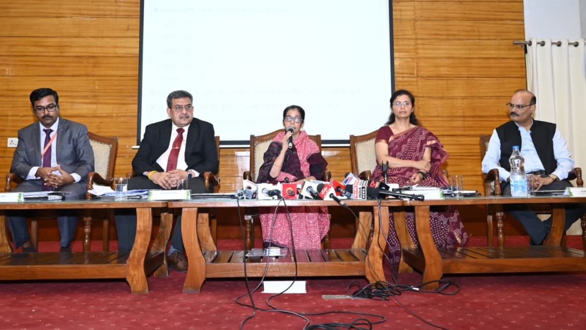 अफवाहों पर न दें ध्यान… प्रदेश में LPG सिलेंडर और पेट्रोल-डीजल की किल्लत नहीं, कालाबाजारी करने वाले 100 से अधिक लोगों पर FIR दर्ज