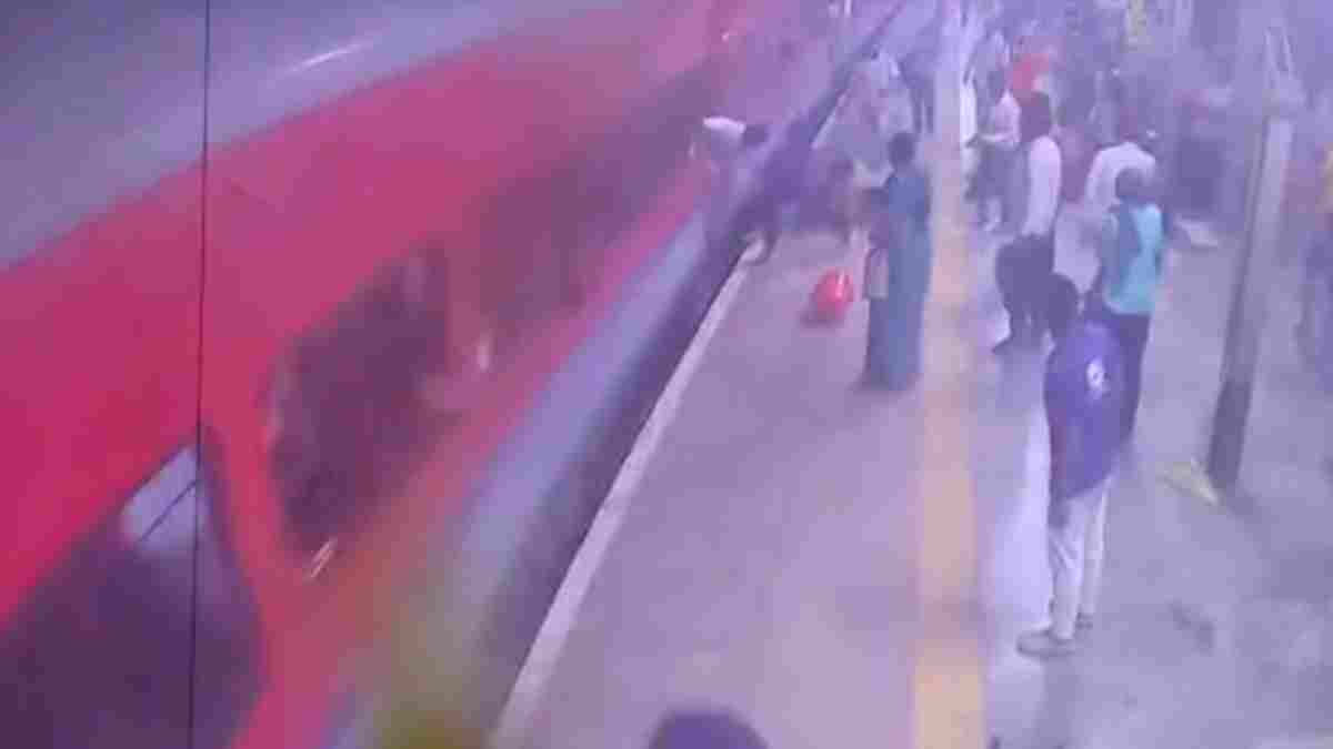 चलती ट्रेन से गिरने लगी महिला, देवदूत बन GRP और RPF जवानों ने बचाई जान
