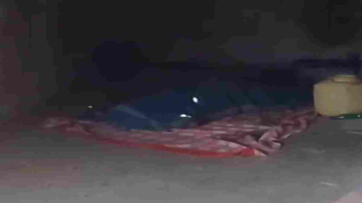 महिला की संदिग्ध मौत: झोपड़ी में इस हालत में मिला शव, शरीर पर चोट के निशान से हत्या की आशंका 