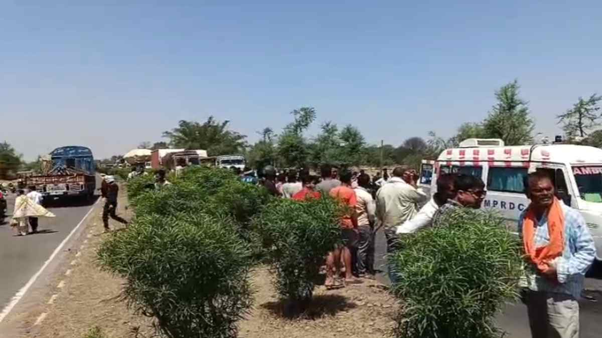 खून से लाल हुई सड़क: दर्दनाक हादसे में 3 की मौत, नेशनल हाइवे पर खड़े ट्रेलर से टकराई बाइक