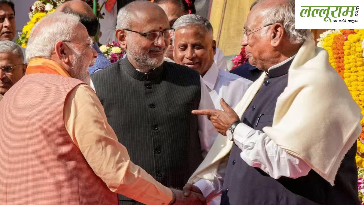 वाह! क्या सीन है… खरगे ने पीएम मोदी से मिलाया हाथ, फिर खिलखिला कर हंस पड़े दोनों नेता, देखें दो विरोधी नेताओं का मजेदार वीडियो