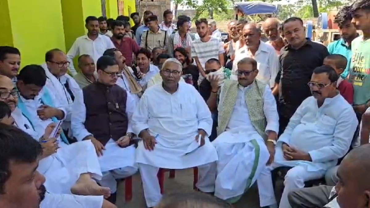 मोतिहारी जहरीली शराब कांड पर तेज हुई सियासत, पीड़ितों के परिजनों से मिलने पहुंचे RJD के राष्ट्रीय उपाध्यक्ष, बोले- लालू को तो लोगों ने सिर्फ बदनाम किया….